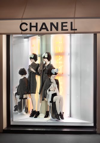 Витрина ч. Витрина Chanel. Витрины магазина одежды Шанель. Витрина магазина Chanel. Витрины Коко Шанель.